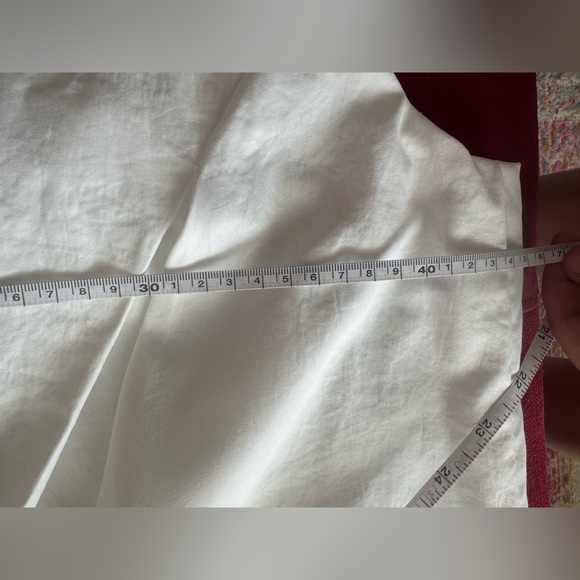 Elegant White Sleeveless Dress - Picture 10 of 12